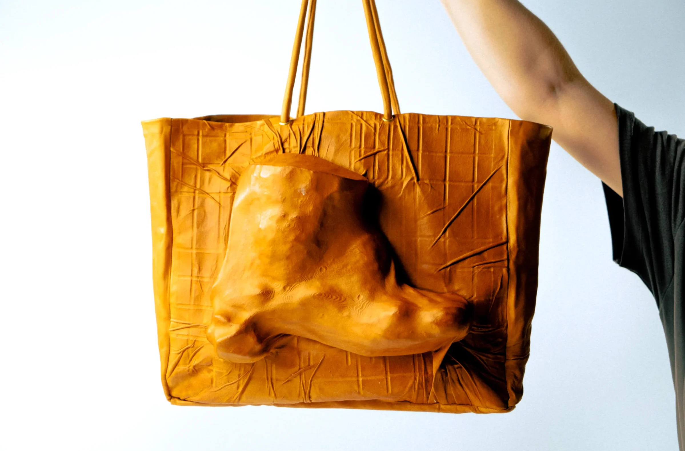 bolso conceptual con relieve de bota diseñado por alumnos del diploma en diseño de calzado avanzado de esdi