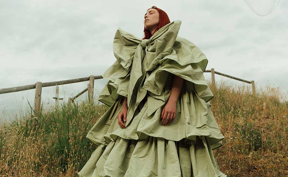 modelo con vestido voluminoso verde del proyecto el volum de l aire de marina ronda en esdi