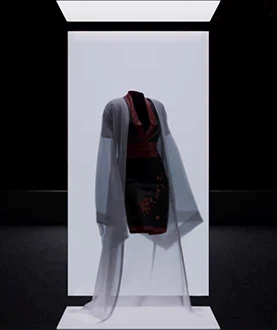 vestido de inspiracion oriental con kimono transparente presentado en esdi
