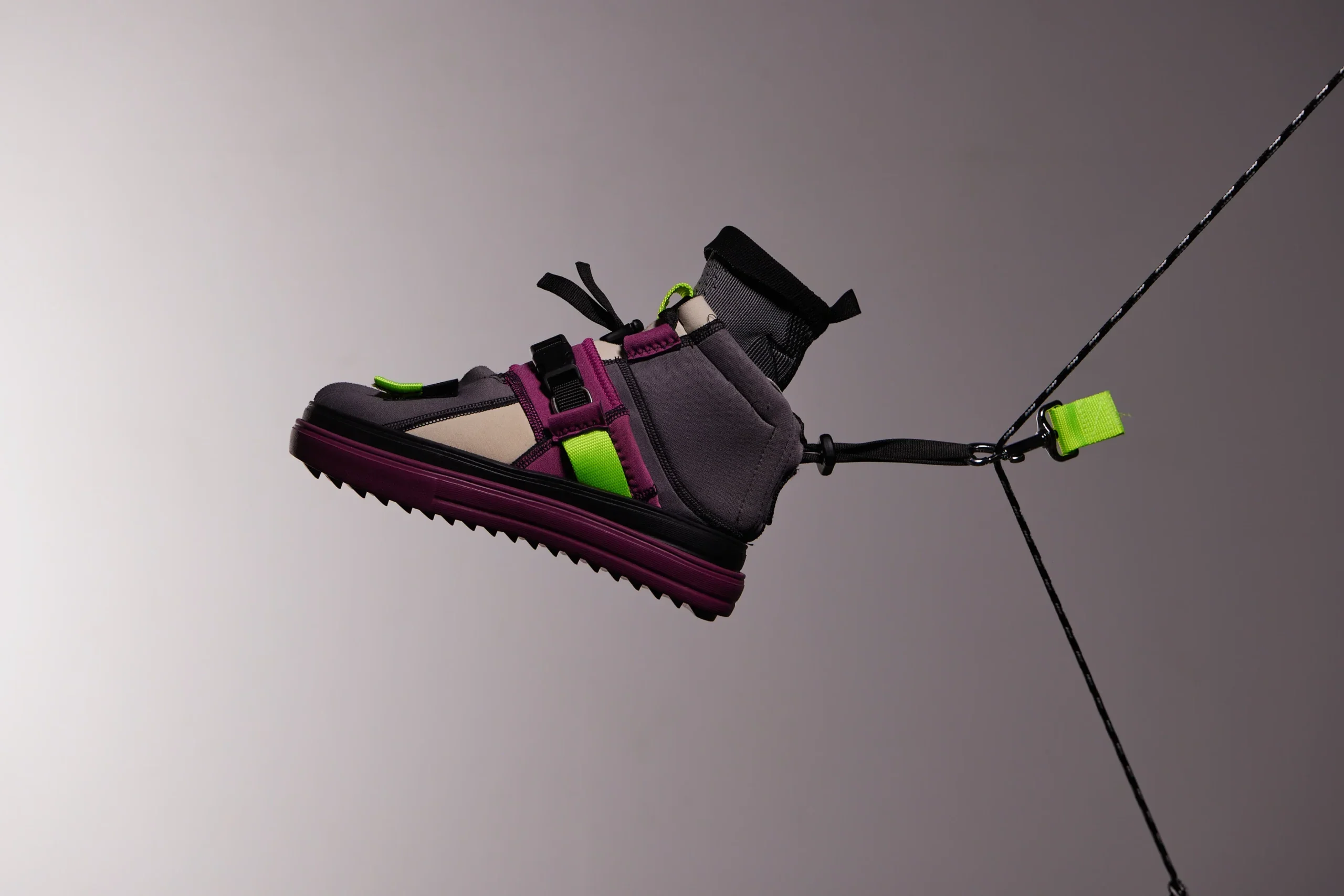 sneaker experimental en tonos grises morados y verdes suspendida en el aire creada por estudiantes de esdi