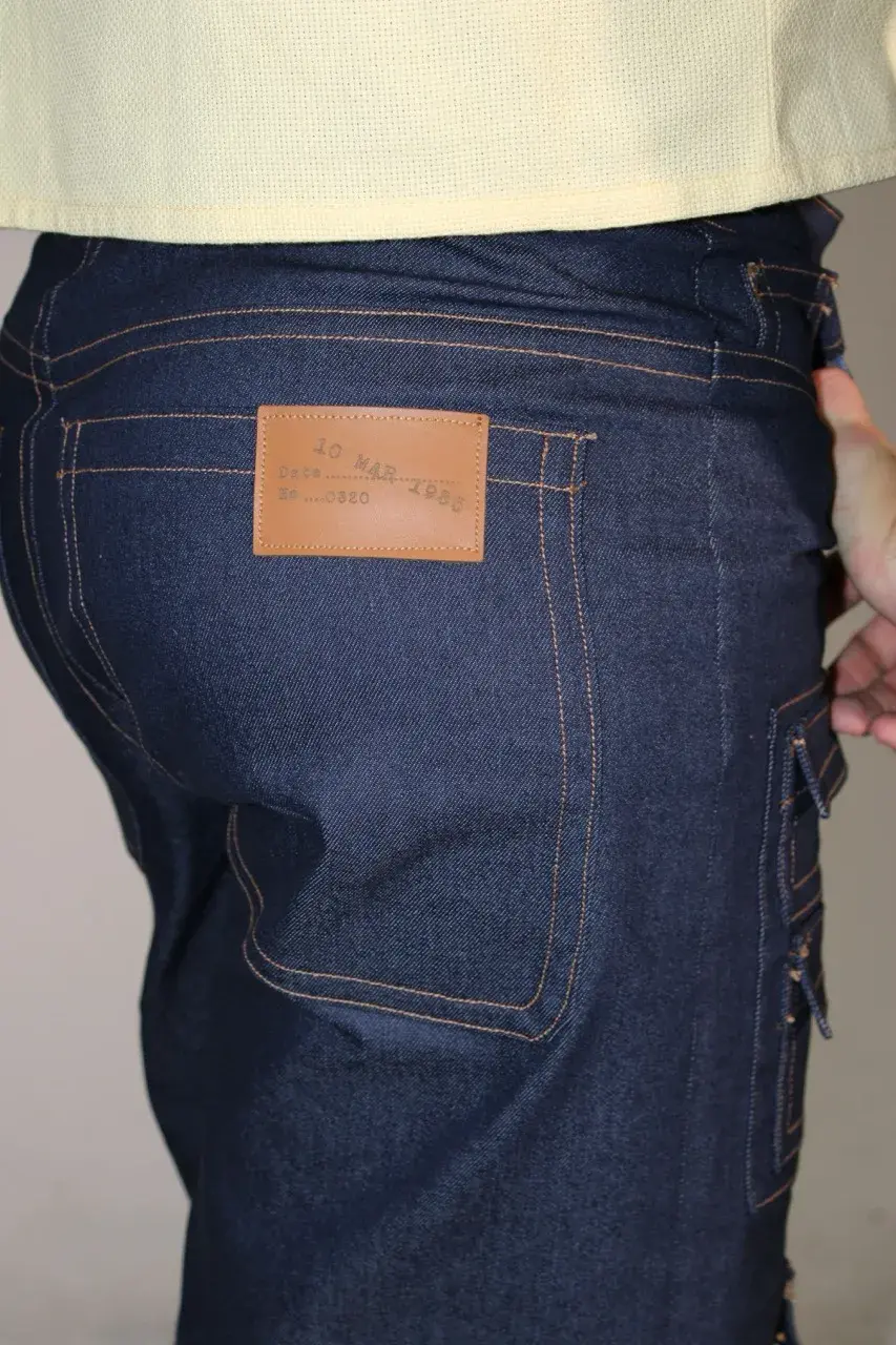 Detalle de etiqueta y costura trasera en pantalón denim diseñado en el curso Denim Design en ESDI.