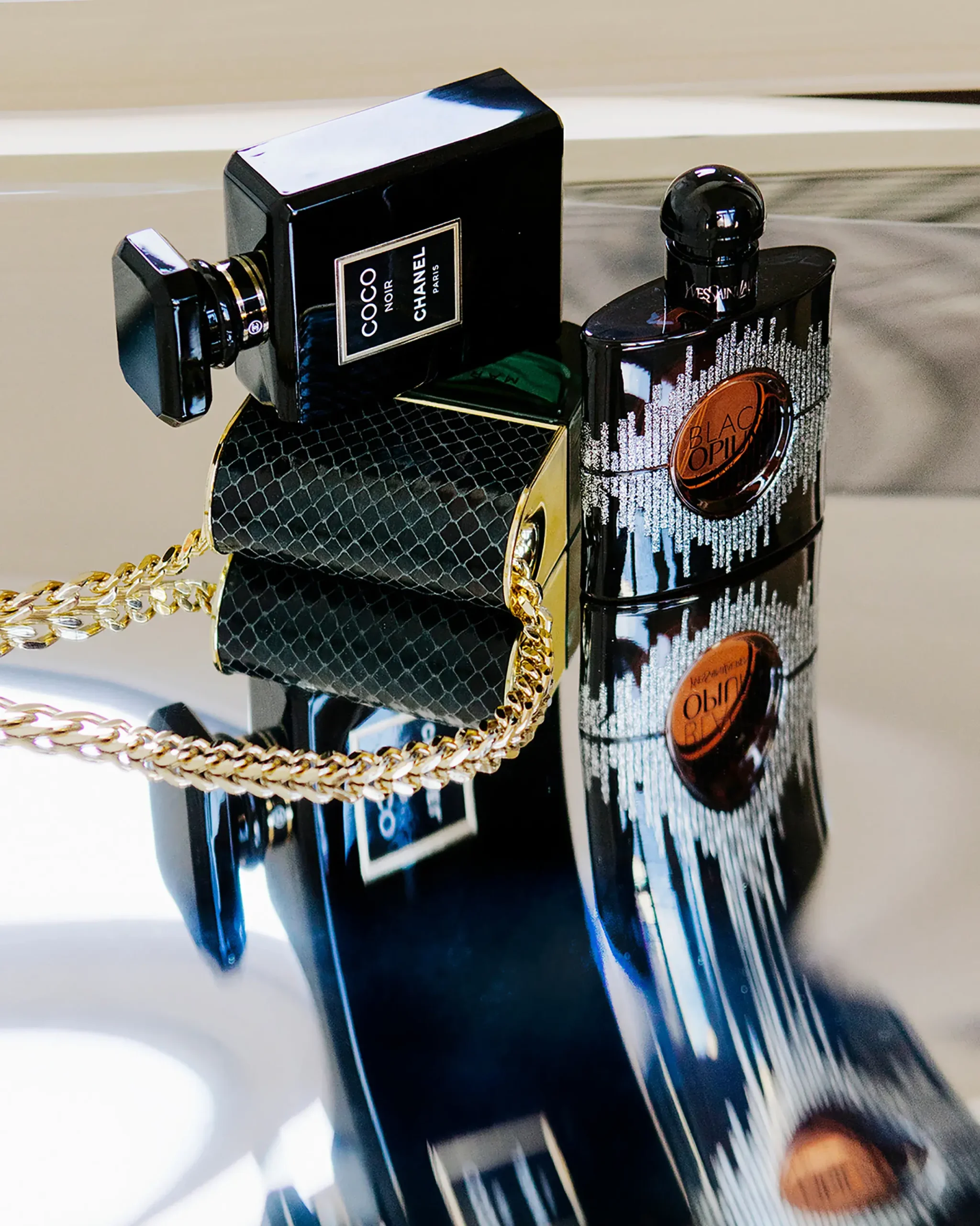 Fotografía de productos de lujo con perfumes Chanel y Black Opium.