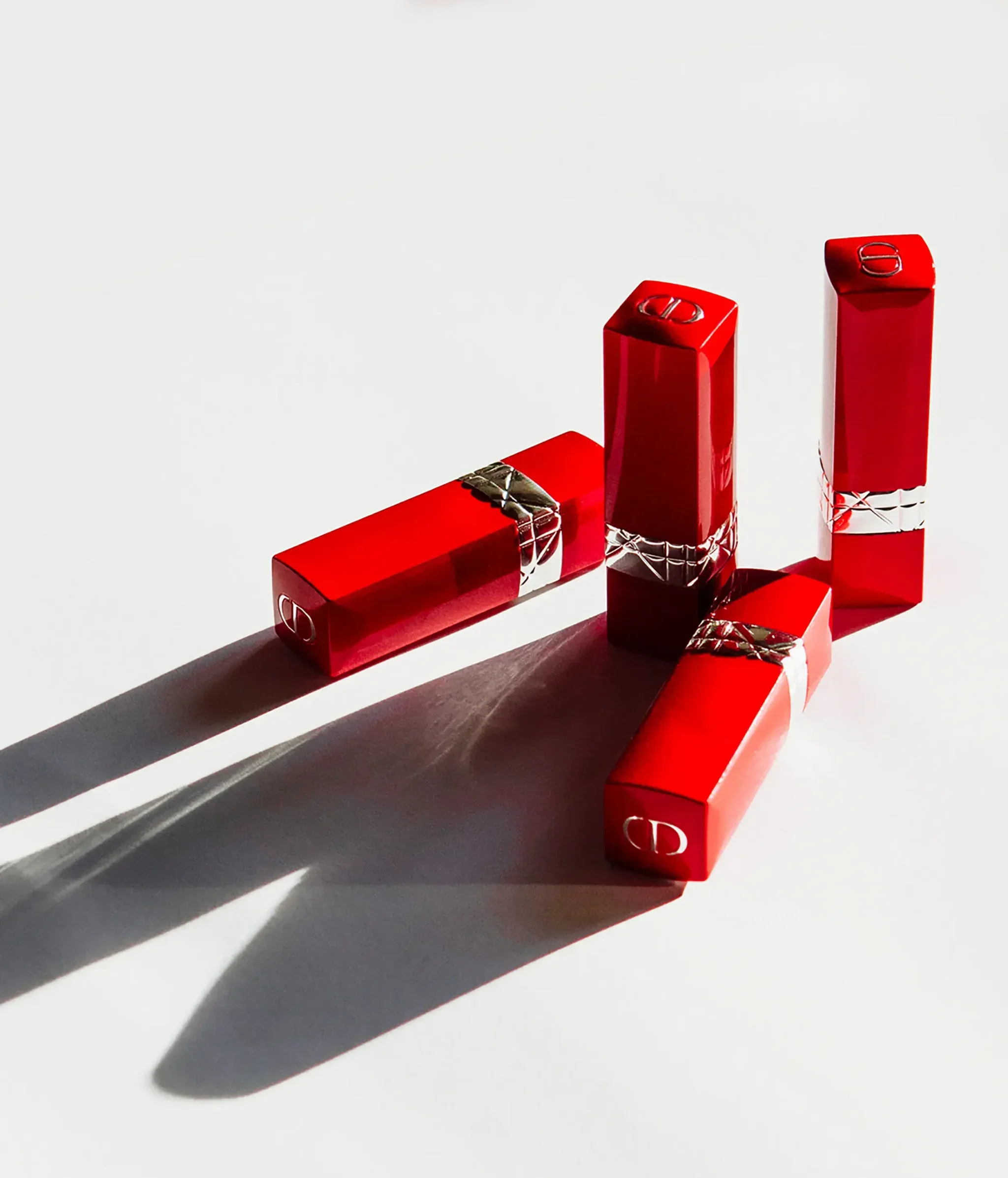 Bodegón artístico con barras de labios rojas Dior.