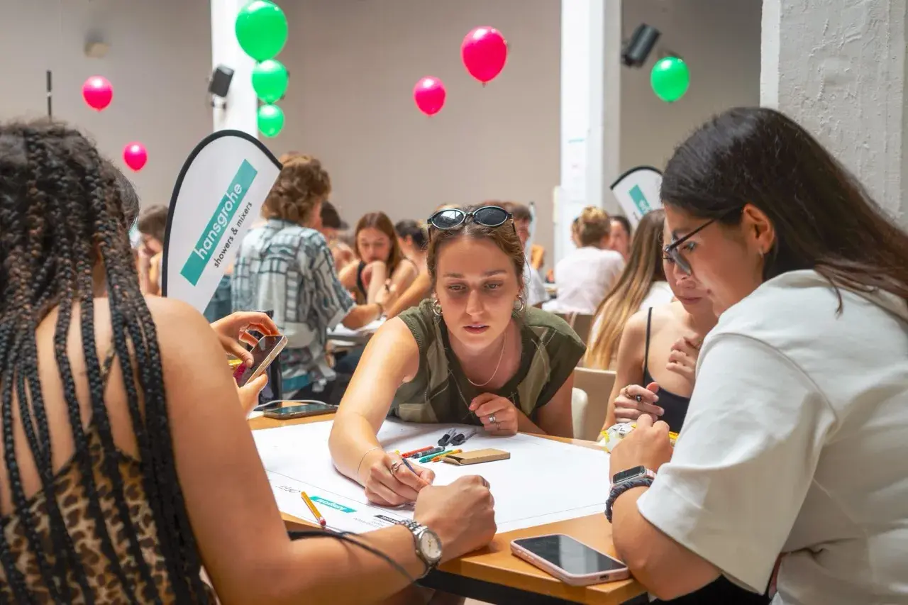 Estudiantes internacionales en el PLUG&PLAY