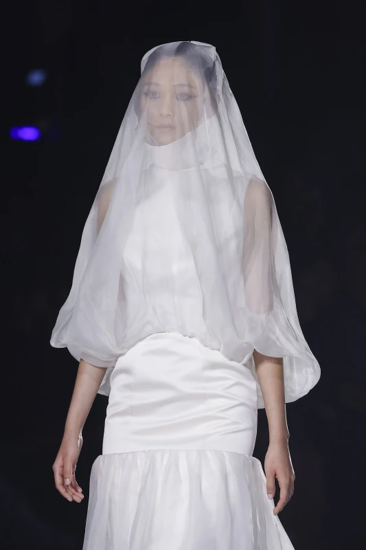 Vestido de novia de Adriana Martin para ESDI en Barcelona Bridal Fashion Week 2026 junto a Stéphane Rolland