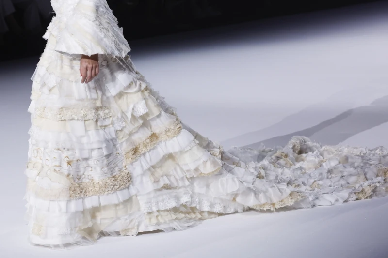 Vestido de novia de Eiden Rodríguez para ESDI en Barcelona Bridal Fashion Week 2026 con textura orgánica en blanco roto.