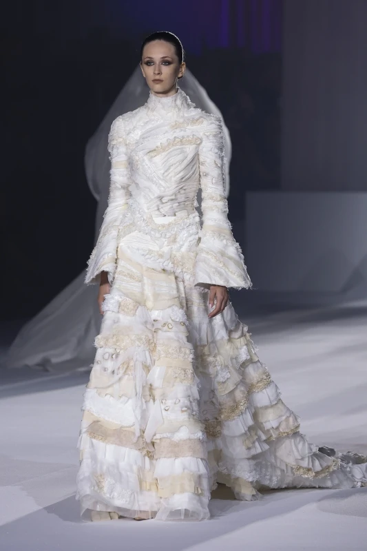 Vestido de novia de Eiden Rodríguez para ESDI en Barcelona Bridal Fashion Week 2026 con textura orgánica en blanco roto.