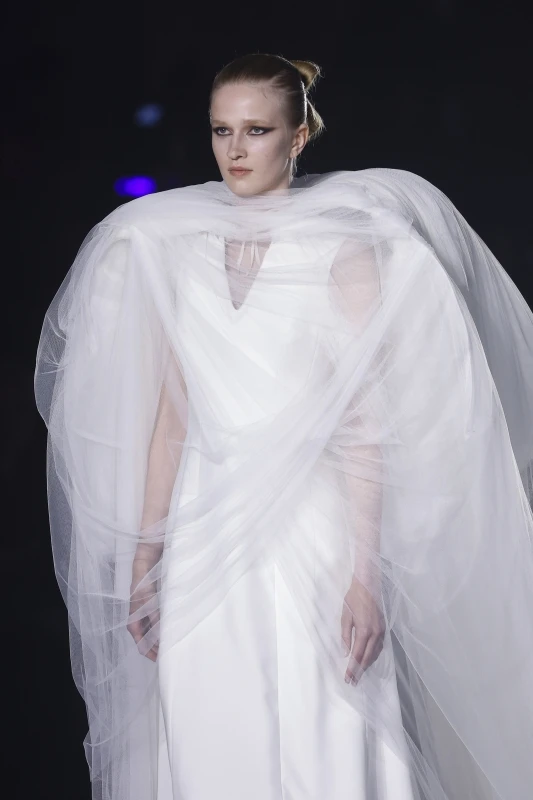 Diseño bridal de Judit Serra Cheto para ESDI en Barcelona Bridal Fashion Week 2026 con tul y volumen fluido.