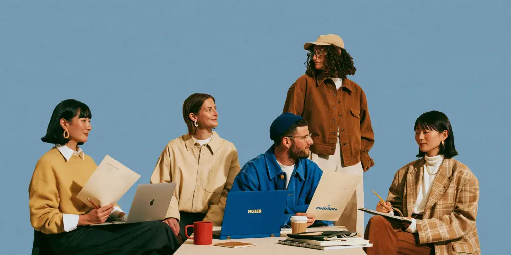 grupo de creativos en una reunión sobre creative leadership & ai