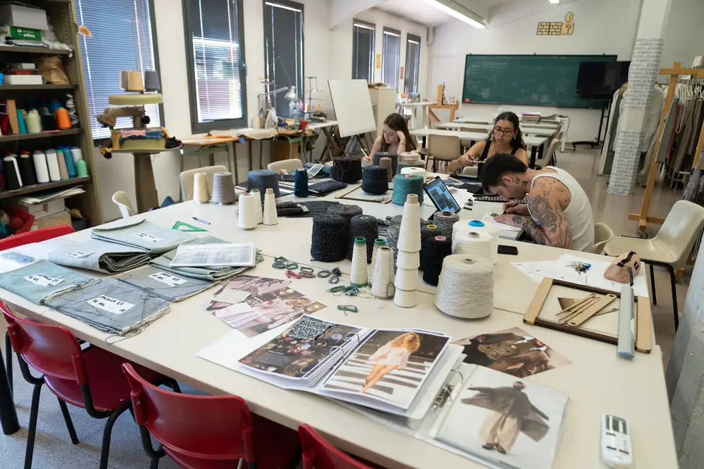 Alumnado de ESDI explorando aplicaciones de diseño con lana reciclada