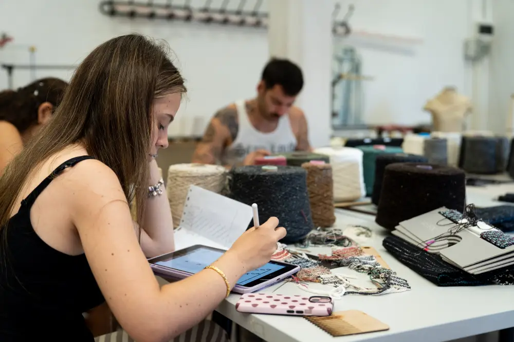 Experimentación con tejidos de lana reciclada en el proyecto de ESDI y Teixits Torné
