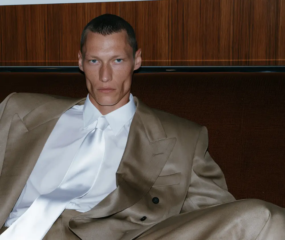 modelo posando con traje beige bespoke
