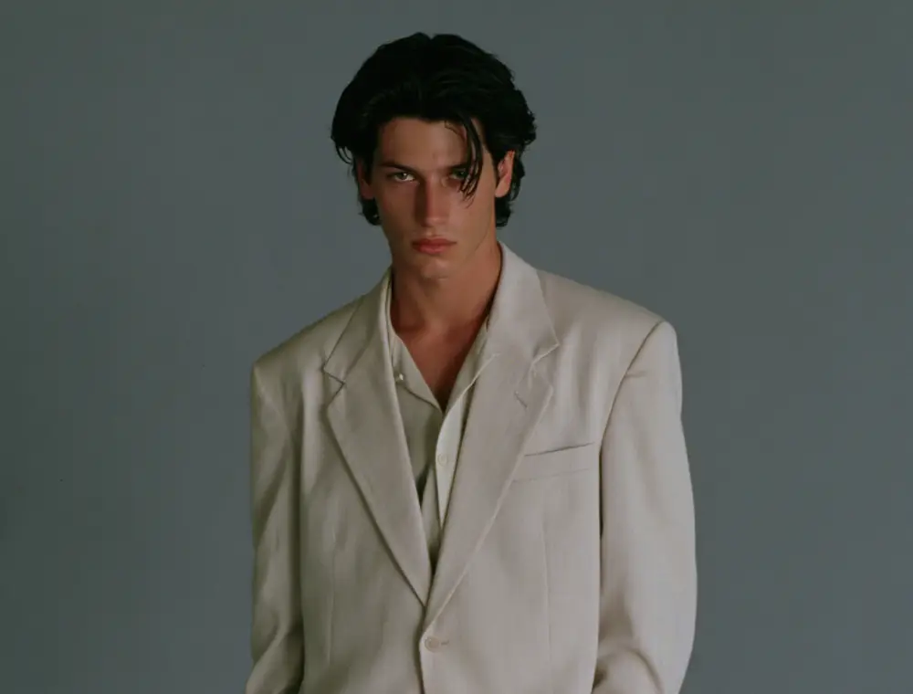 modelo con americana de lino de sastrería bespoke