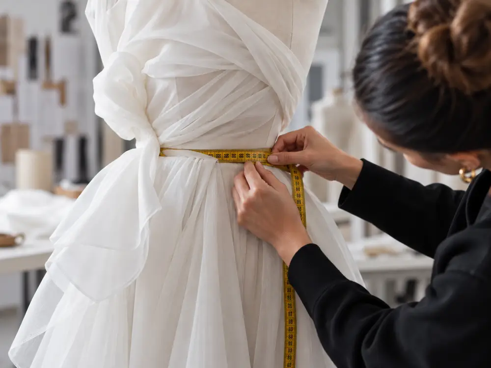 Prueba de un vestido para ajustar la prenda al cuerpo del máster en atelier de modistería de esdi